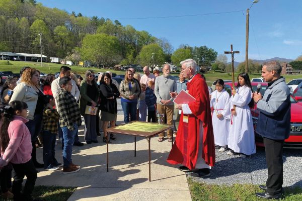 Padre Tom durante la Messa