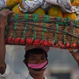 India, con la pandemia famiglie sempre più indebitate