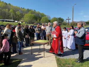 Padre Tom durante la Messa