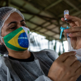 Brasile, quasi 440mila morti ma la campagna vaccinale rallenta