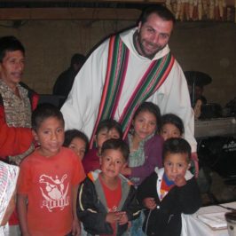 Padre Angelo e i suoi bambini, nella terra dei vulcani