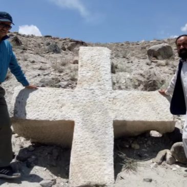 Una croce millenaria riaffiora in Pakistan ai piedi del K2