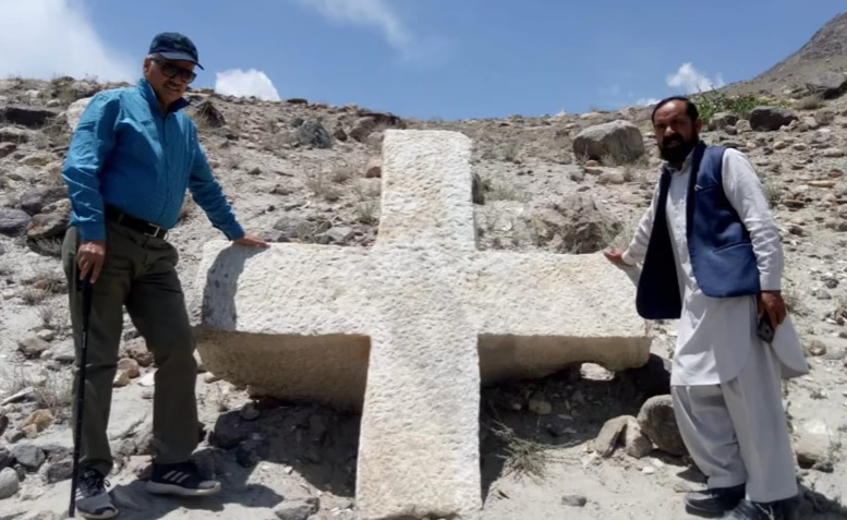 Una croce millenaria riaffiora in Pakistan ai piedi del K2