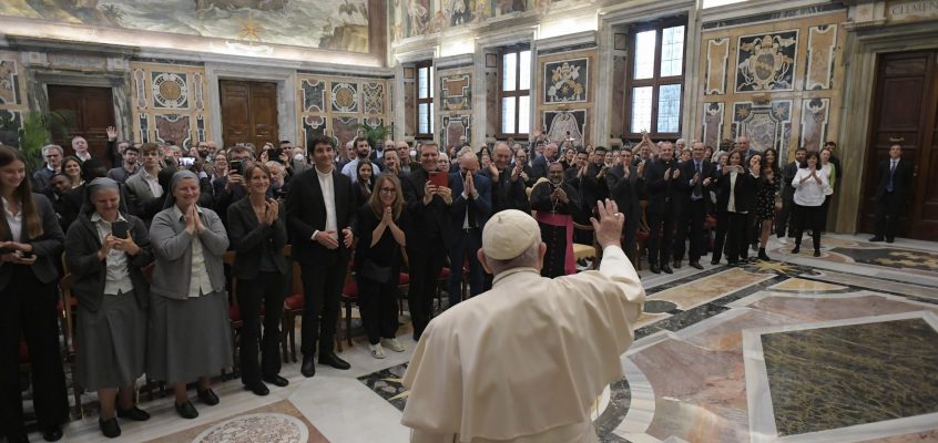 Papa Francesco: «Essere voce dei senza voce è il compito primario della rivista»