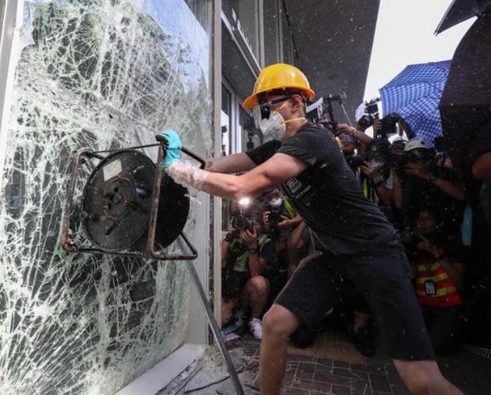 Hong Kong, la sua gente e l’assalto al parlamento