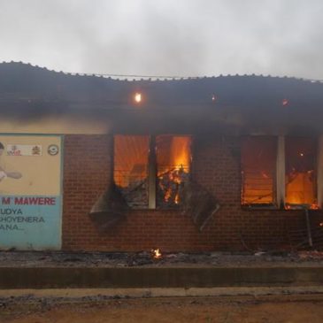 Malawi, l’unico ospedale in fiamme mentre avanza il Covid