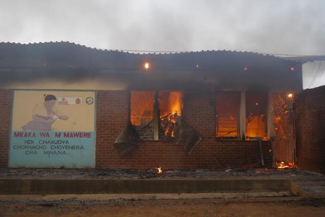 Malawi, l’unico ospedale in fiamme mentre avanza il Covid