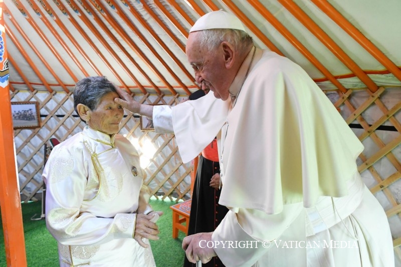 Il Papa dalla Mongolia: «Guardiamo il Cielo per spazzare via le nuvole della guerra»