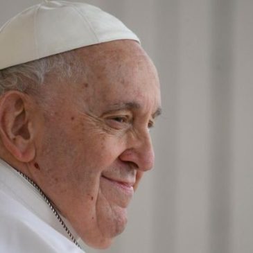«Fratellanza, pianto e sorriso». Tre parole per i dieci anni di Papa Francesco
