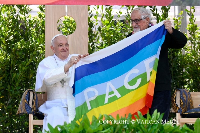 Pope Francis welcomes peace in Verona
