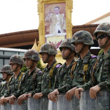 Thailandia, la pace dei militari si fa sempre più stretta