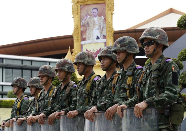 Thailandia, la pace dei militari si fa sempre più stretta