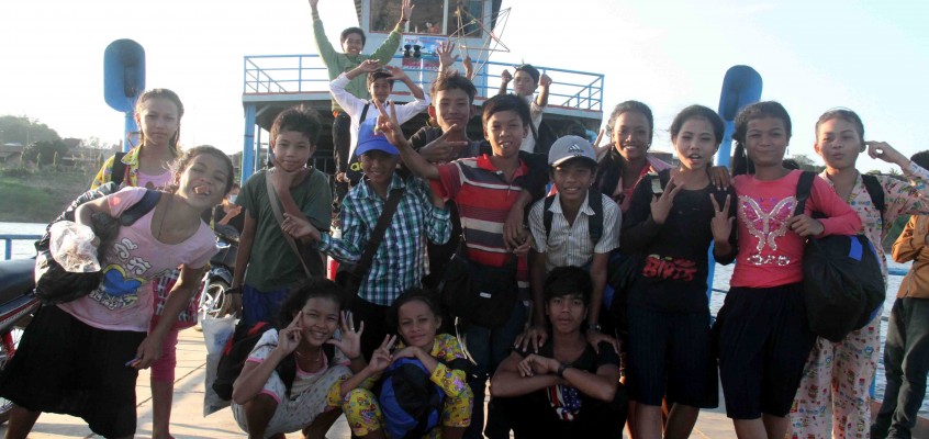 Cambogia: un missionario in traghetto sul fiume Mekong