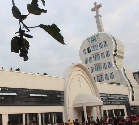 In Cina una chiesa a forma di violino
