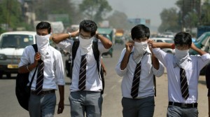 Quattro ragazzi si proteggono dall'inquinamento a New Delhi