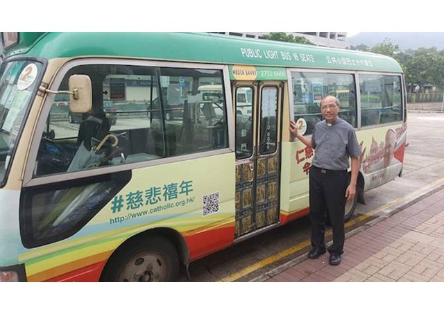 A Hong Kong la misericordia viaggia in minibus