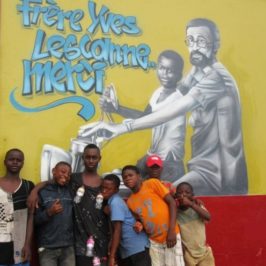 Parolin in Camerun rende omaggio a frère Yves, l’apostolo dei bambini di strada