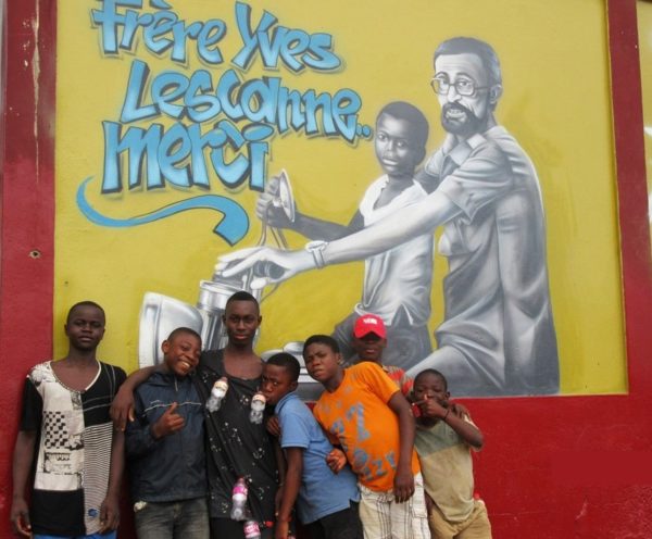 Parolin in Camerun rende omaggio a frère Yves, l’apostolo dei bambini di strada
