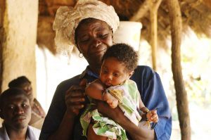 Una donna guineese con il suo bambino a Uite, nell'arcipelago delle Bijagos.