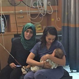 L’infermiera israeliana che ha allattato il piccolo palestinese
