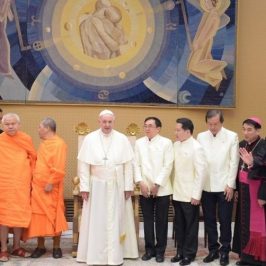 Monaci buddhisti thailandesi dal Papa: «Progrediamo nella conoscenza e nella stima»