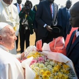 «Basta violenze!». Papa Francesco in Sud Sudan, pellegrino di pace