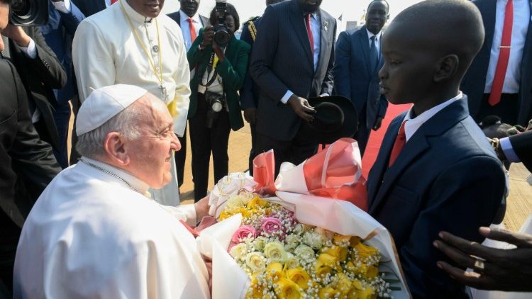 «Basta violenze!». Papa Francesco in Sud Sudan, pellegrino di pace