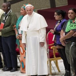 Il Papa ai movimenti popolari: «Liberiamoci dalla frusta della paura»