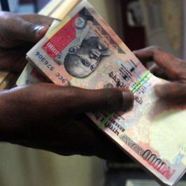 Banconote ritirate, India in ginocchio
